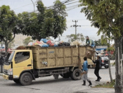 Biar Terpantau dan Tak Melipir ke Mana-mana, Truk Pengangkut Sampah di Pekanbaru Dipasang GPS, Canggih Wir! 2 Biar Terpantau dan Tak Melipir ke Mana-mana, Truk Pengangkut Sampah di Pekanbaru Dipasang GPS, Canggih Wir!