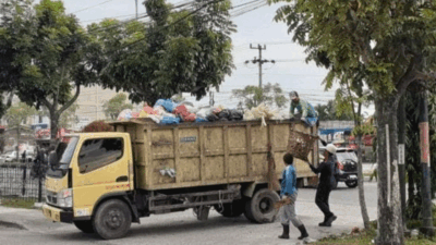 Truk pengangkut sampah di Pekanbaru. (riau.go.id)