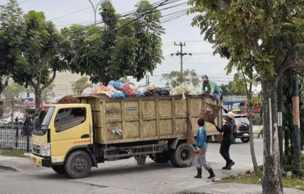 Truk pengangkut sampah di Pekanbaru. (riau.go.id)