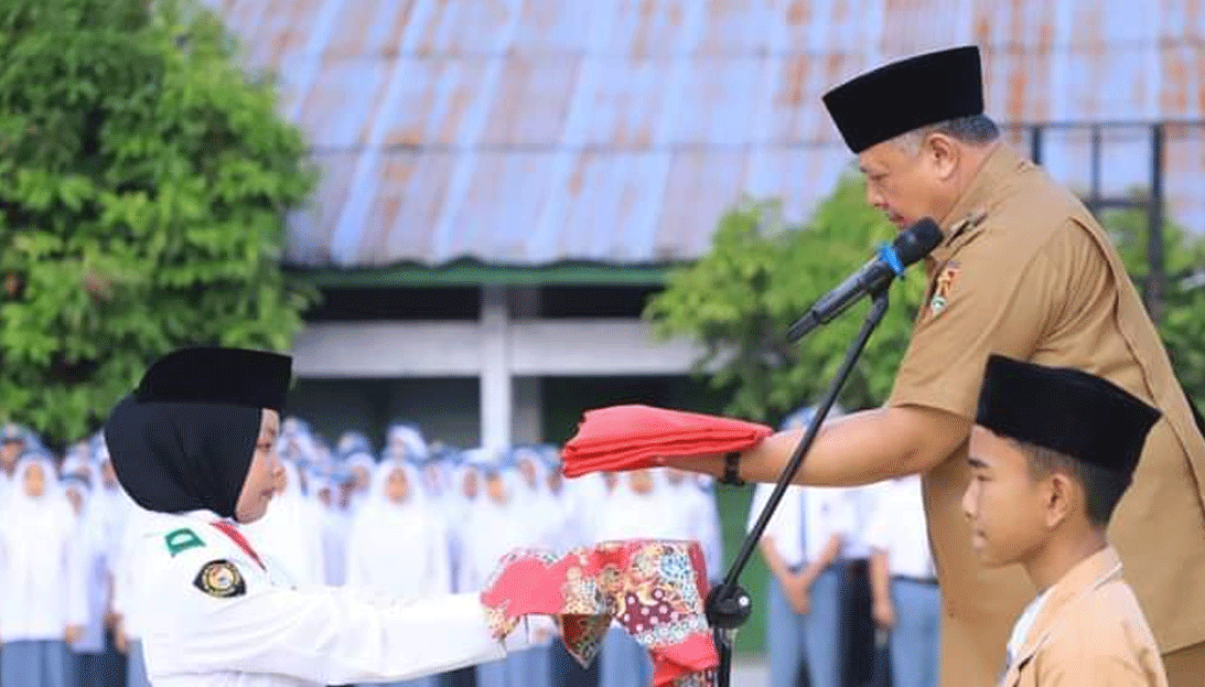 Wali kota pimpin upacara di SMAN 2 Kota Solok.