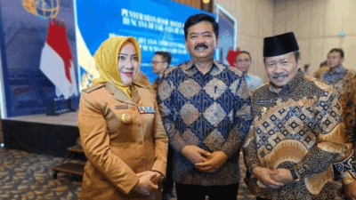 Bupati Agam (kanan) bersama Menteri Agraria dan Tata Ruang/Kepala Badan Pertanahan Nasional (ATR/BPN), Hadi Tjahjanto