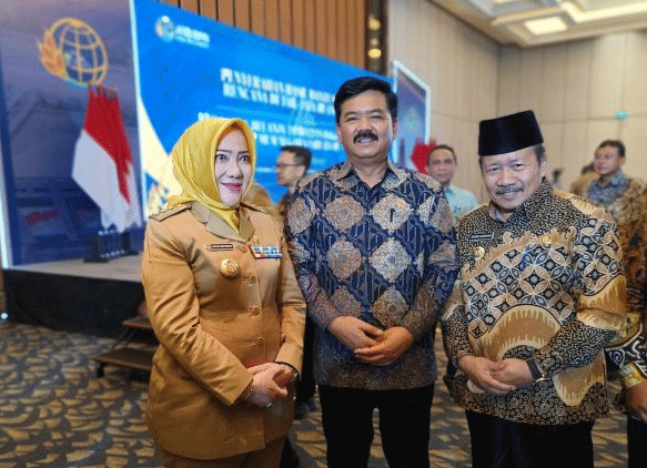 Bupati Agam (kanan) bersama Menteri Agraria dan Tata Ruang/Kepala Badan Pertanahan Nasional (ATR/BPN), Hadi Tjahjanto
