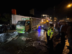 Ban Truk Tersangkut di Rel, Dihantam Kereta Api, Ampas Ubi Berserakan di Jalan