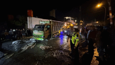 Sebuah truk terlibat kecelakaan dengan kereta api di Sumatera Utara