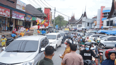 Belum Juga Melandai, Marapi Kembali Erupsi, Bupati Bagikan Masker ke Warga Batusangkar
