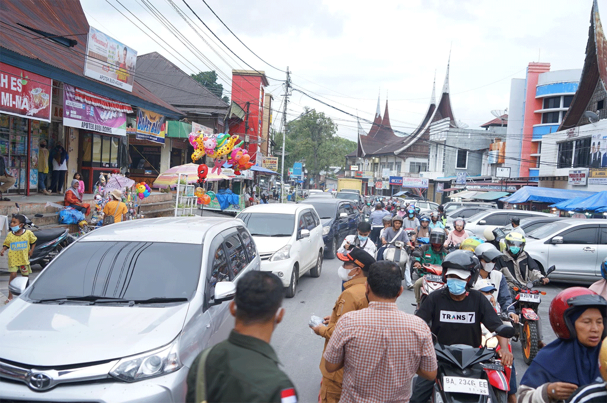 Bupati Eka Putra bagikan masker ke warga. (prokopim)