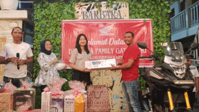 Penyerahan hadiah pada karyawan