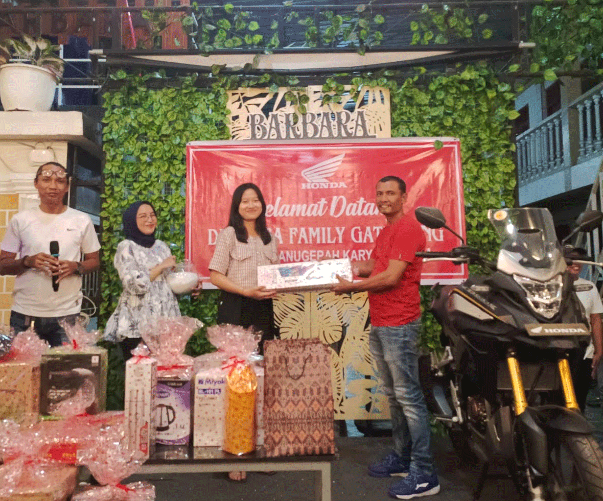 Penyerahan hadiah pada karyawan