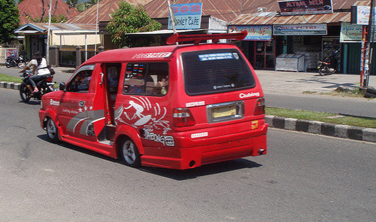 Angkot warga merah di Padang. (Fatmawati Ali Zaid)