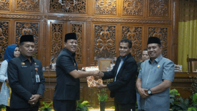 Foto bersama usai pengesahan APBD Kabupaten Kuantan Singingi
