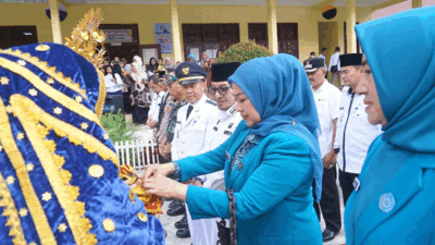Bupati dan rombongan disambut dengan siriah dalam carano. (prokopim)