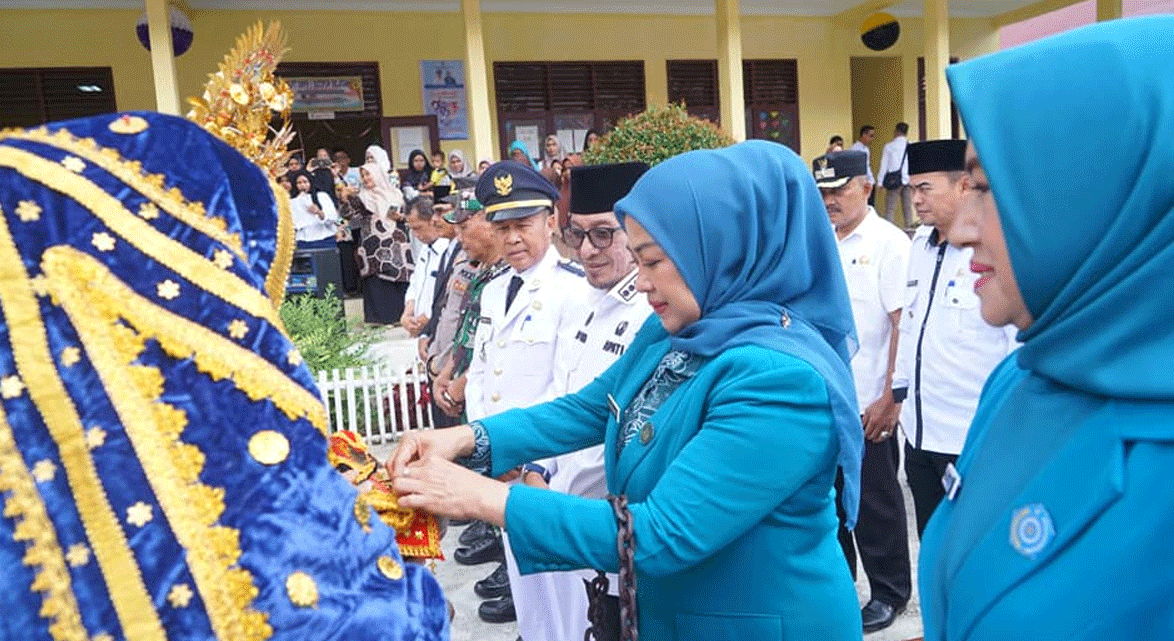 Bupati dan rombongan disambut dengan siriah dalam carano. (prokopim)