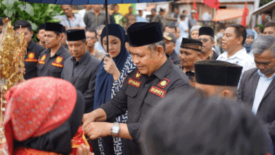 Bupati Epyardi dan rombongan disambut masyarakat.