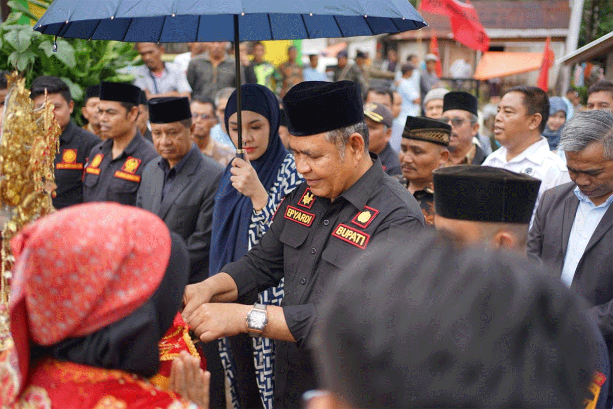 Bupati Epyardi dan rombongan disambut masyarakat.