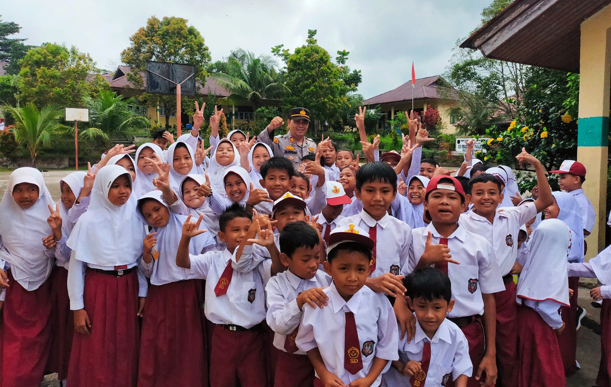 Kapolsek bersama murid SD Negeri 001 Pasar Baru Pangean