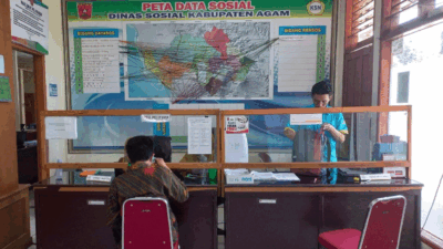 Warga dapatkan layanan dari petugas Dinas Sosial Agam