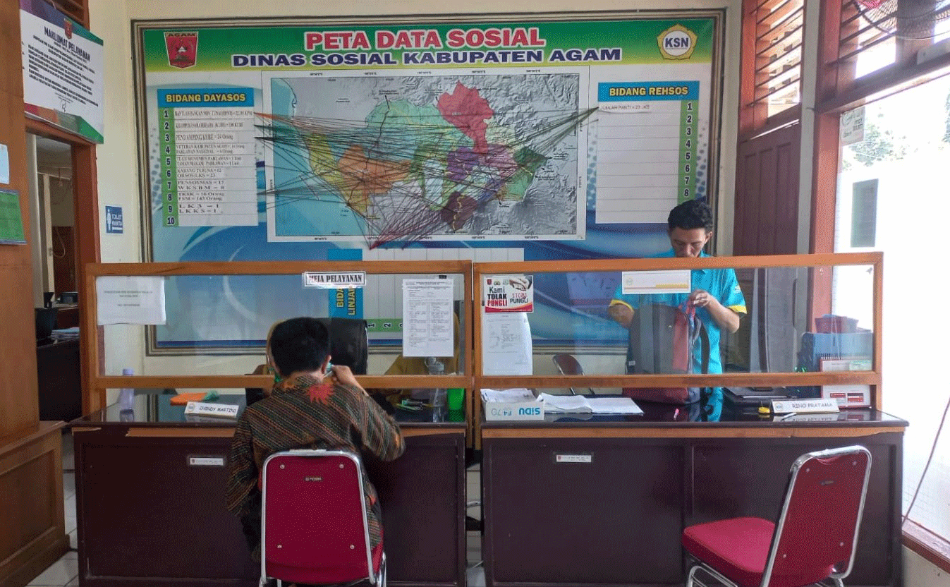 Warga dapatkan layanan dari petugas Dinas Sosial Agam