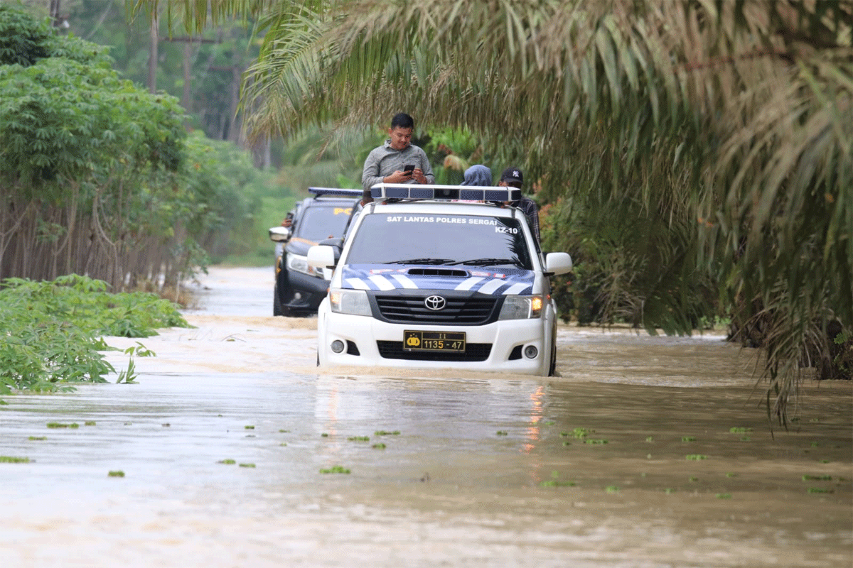 Jalan desa tergenang banjir di Serdang Bedagai