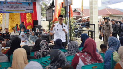 Bupati beri sambutan ketika bertemu dengan masyarakat