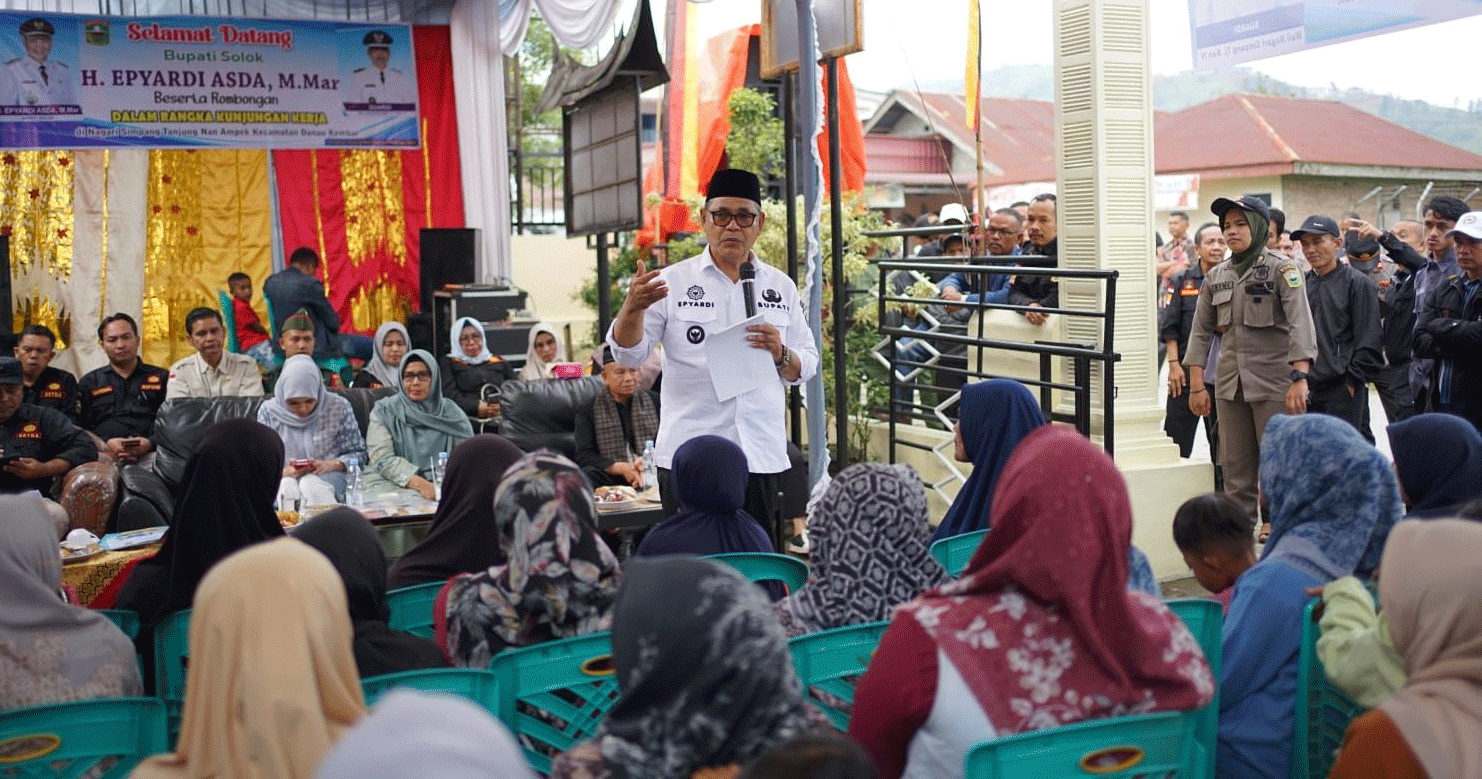 Bupati beri sambutan ketika bertemu dengan masyarakat