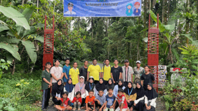 Mahasiswa KKN Universitas Andalas Bangun Gapura di Nagari Gunung Padang Alai