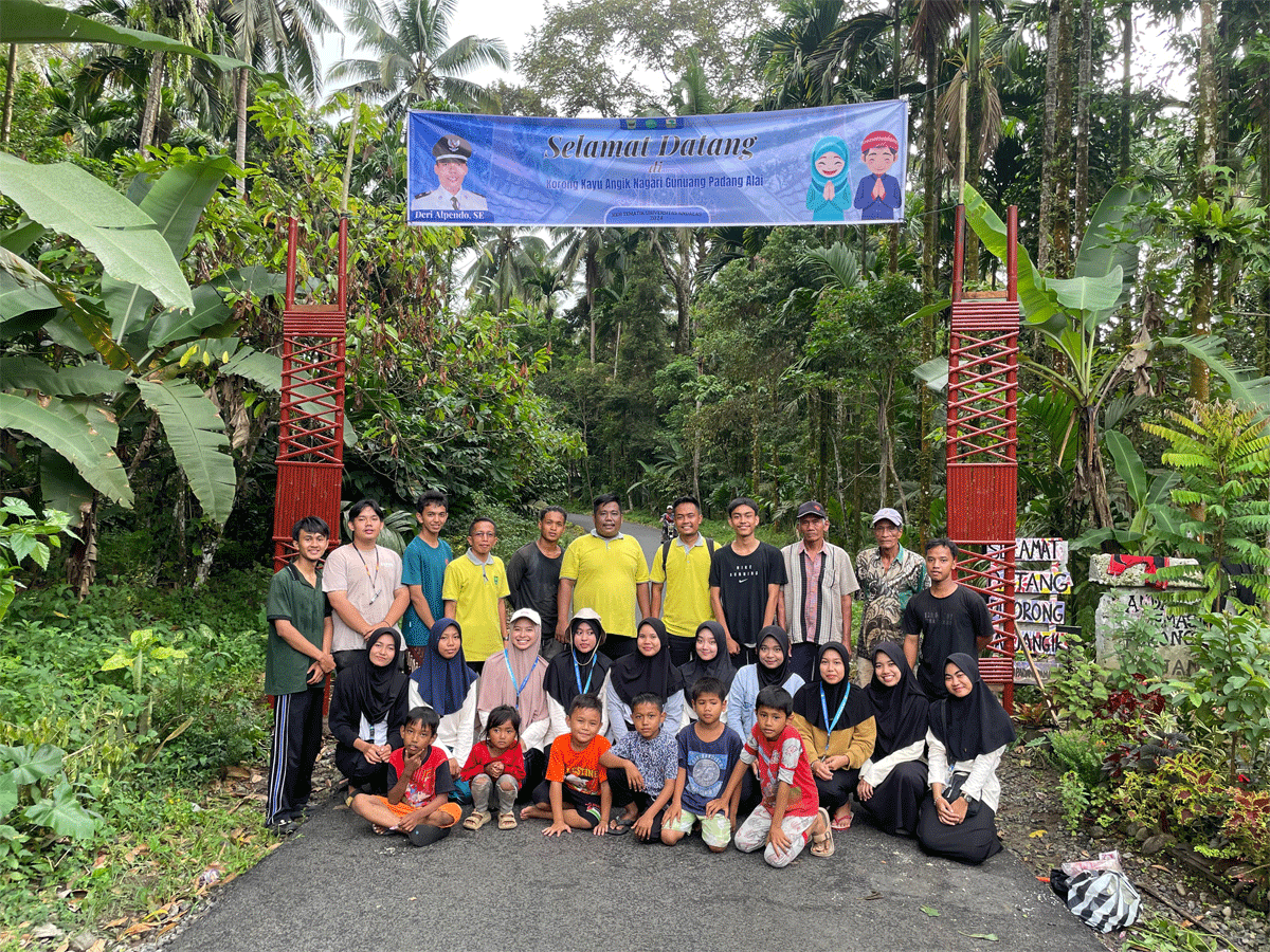 Foto bersama di gapura yang didirikan mahasiswa