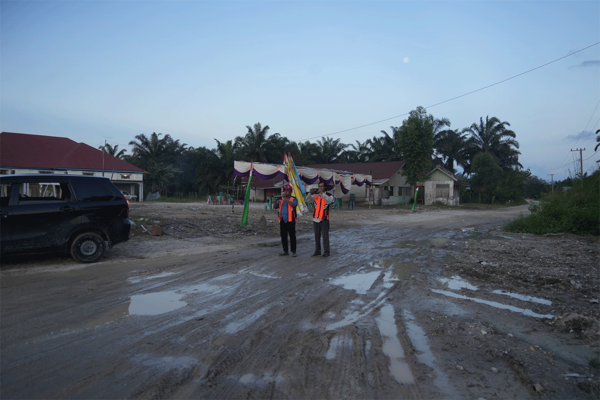 Tim Kementerian PUPR cek jalan yang akan diaspal
