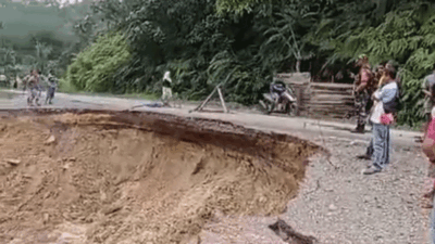 Jalan Nasional Longsor, Arus Kuantan Singingi-Sijunjung Buka Tutup, Truk Besar Dilarang Melintas