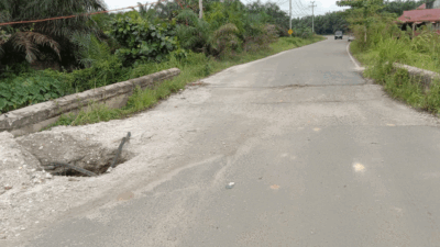 Lubang besar yang dikeluhkan pengguna jalan
