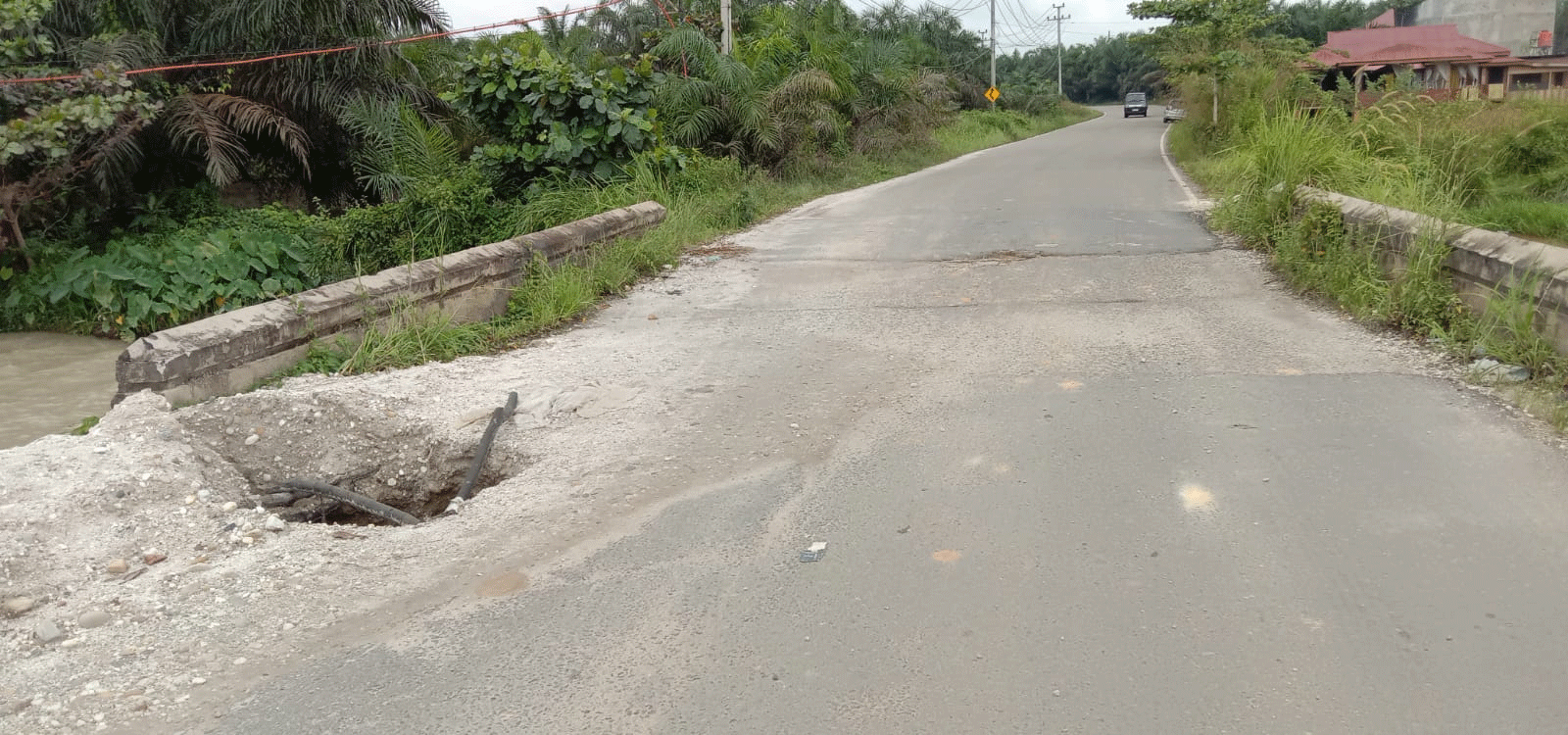 Lubang besar yang dikeluhkan pengguna jalan