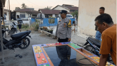 Barang bukti berupa meja judi yang diamankan polisi