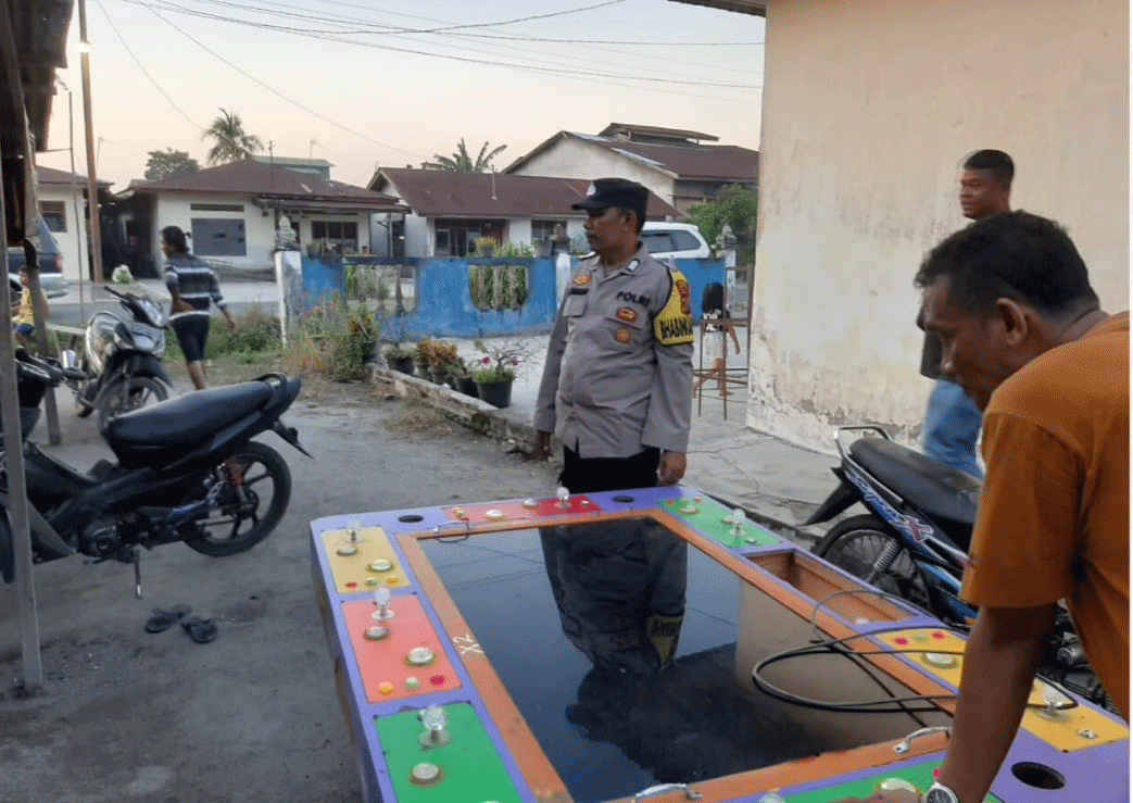 Barang bukti berupa meja judi yang diamankan polisi