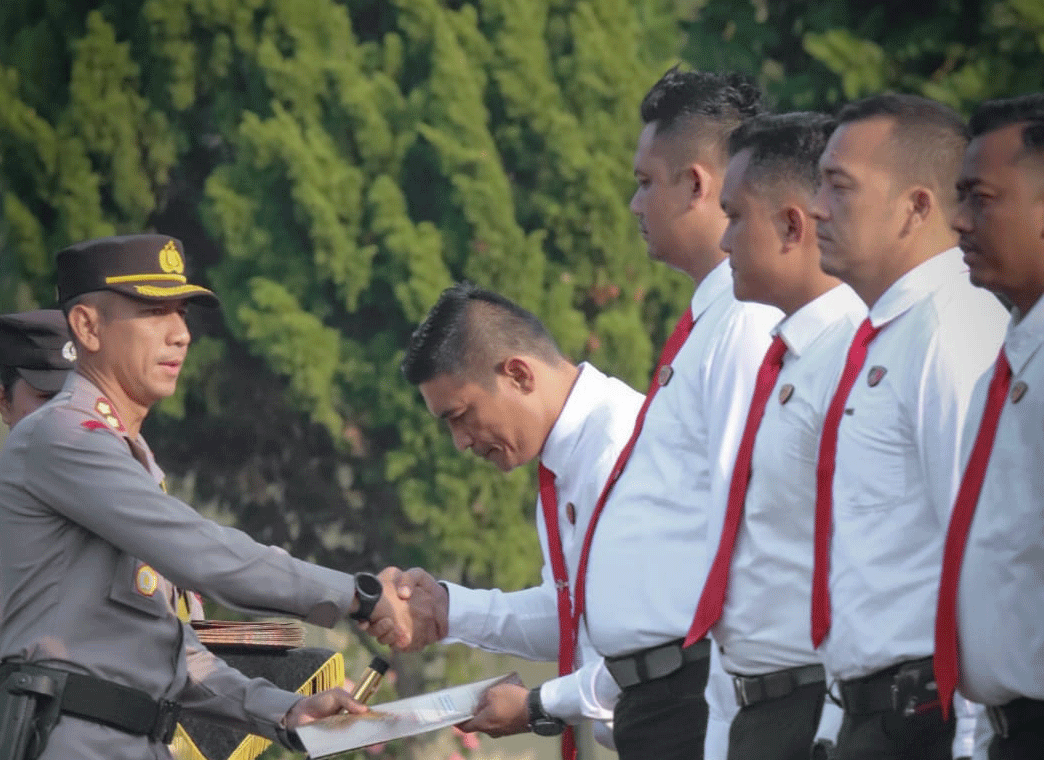 Kapolres serahkan penghargaan