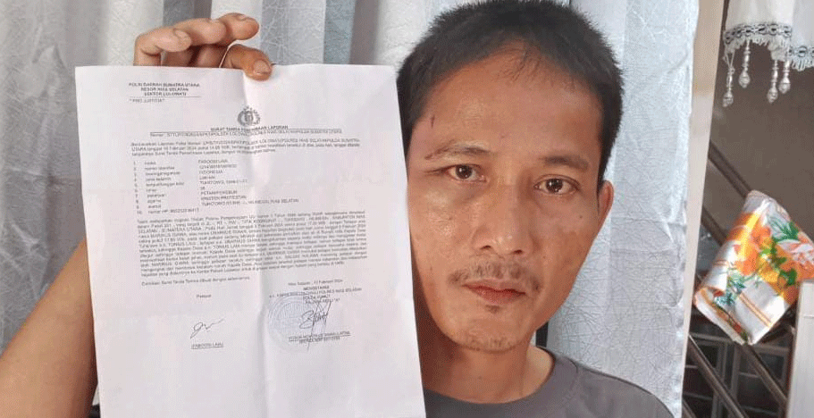Korban perlihatkan laporan polisi