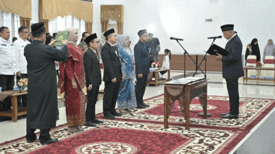 Gubernur Mahyeldi Ansharullah melantik lima komisioner Komisi Informasi (KI) Sumbar