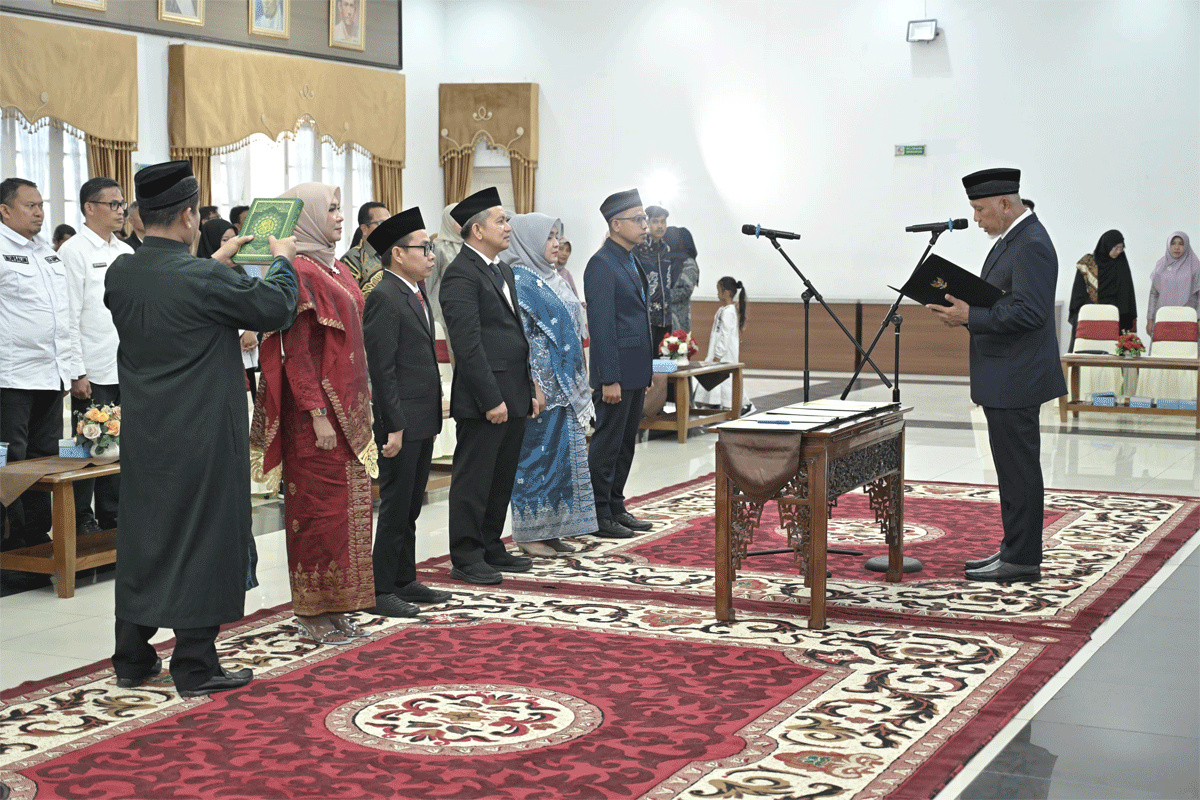 Gubernur Mahyeldi Ansharullah melantik lima komisioner Komisi Informasi (KI) Sumbar