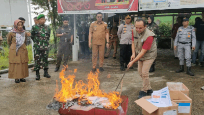 Pemusnahan surat suara yang rusak dan berlebih di KPU Sawahlunto.