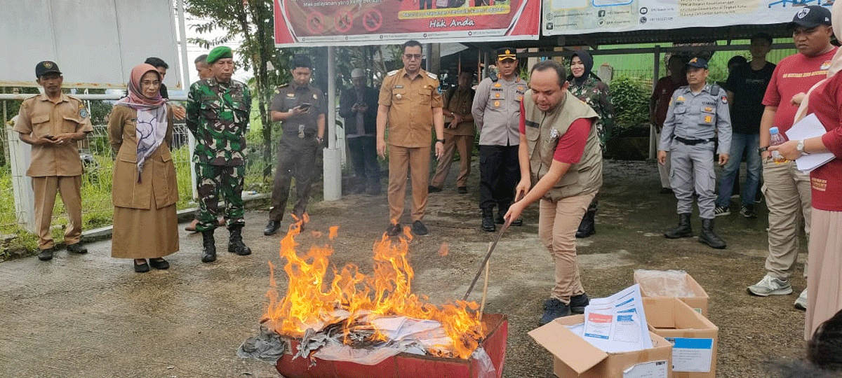 Pemusnahan surat suara yang rusak dan berlebih di KPU Sawahlunto.