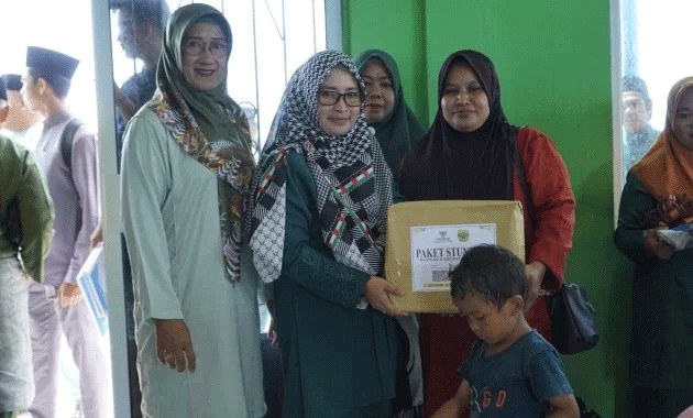 Ketua TP-PKK, Maratusholiha Nizar serahkan bantuan pada masyarakat. (linggakab.go.id)