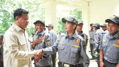 Bupati Suhardiman Amby bersama anggota satlinmas.