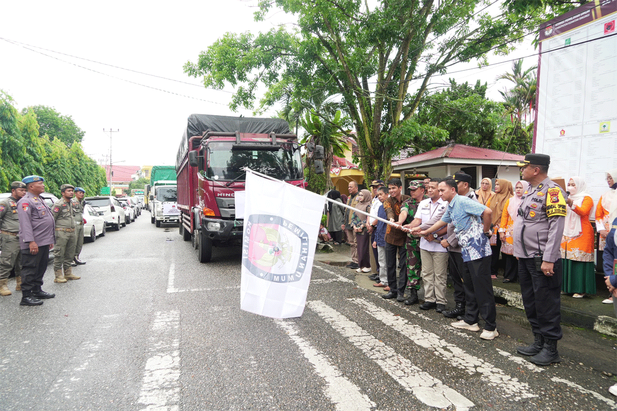 Sekda Kuansing lepas pengiriman logistik pemilu ke kecamatan