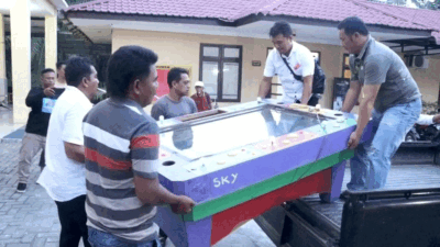 Petugas angkat meja tembak ikan.