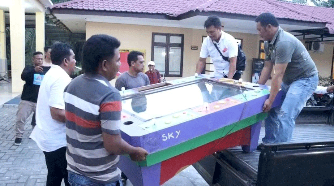 Petugas angkat meja tembak ikan.