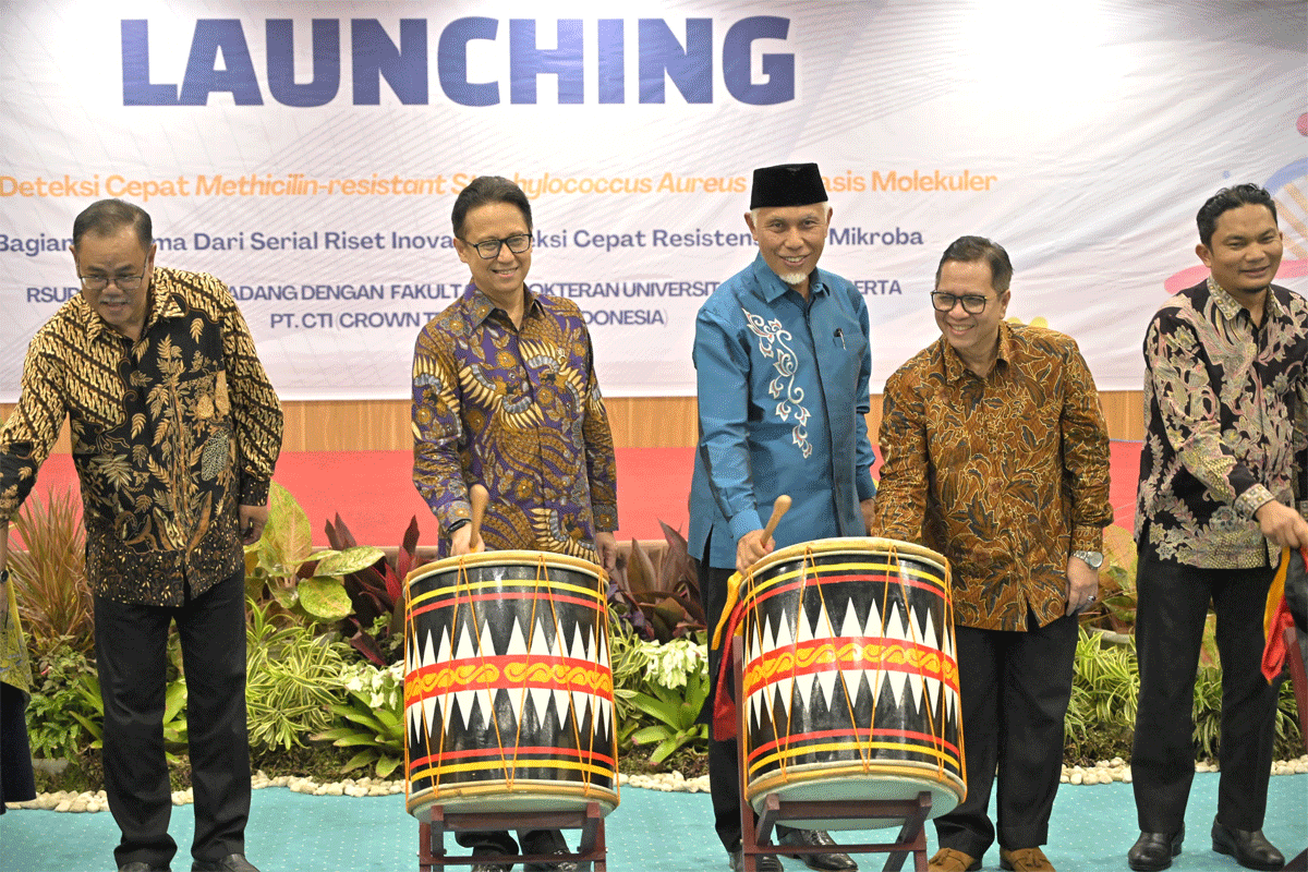 Menteri Kesehatan Budi Gunadi Sadikin luncurkan panel deteksi cepat methicillin-restistant staphylococcus aureus (MRSA) berbasis molekuler di Rumah Sakit Umum Pusat (RSUP) Dr. M. Djamil Padang. (Biro Adpim Setdaprov Sumbar)