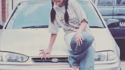 Nafa Urbach di depan sedan lawas. (f/instagram @nafaurbach)