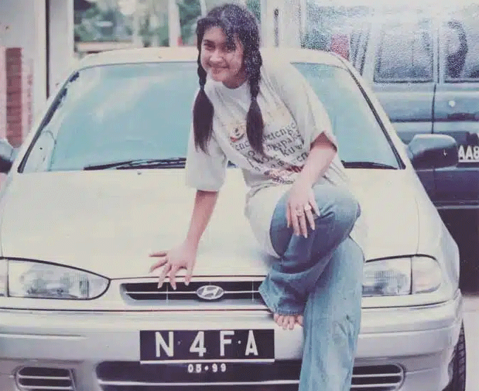 Nafa Urbach di depan sedan lawas. (f/instagram @nafaurbach)
