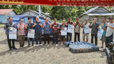 Foto bersama usai penyerahan bantuan pupuk cair.