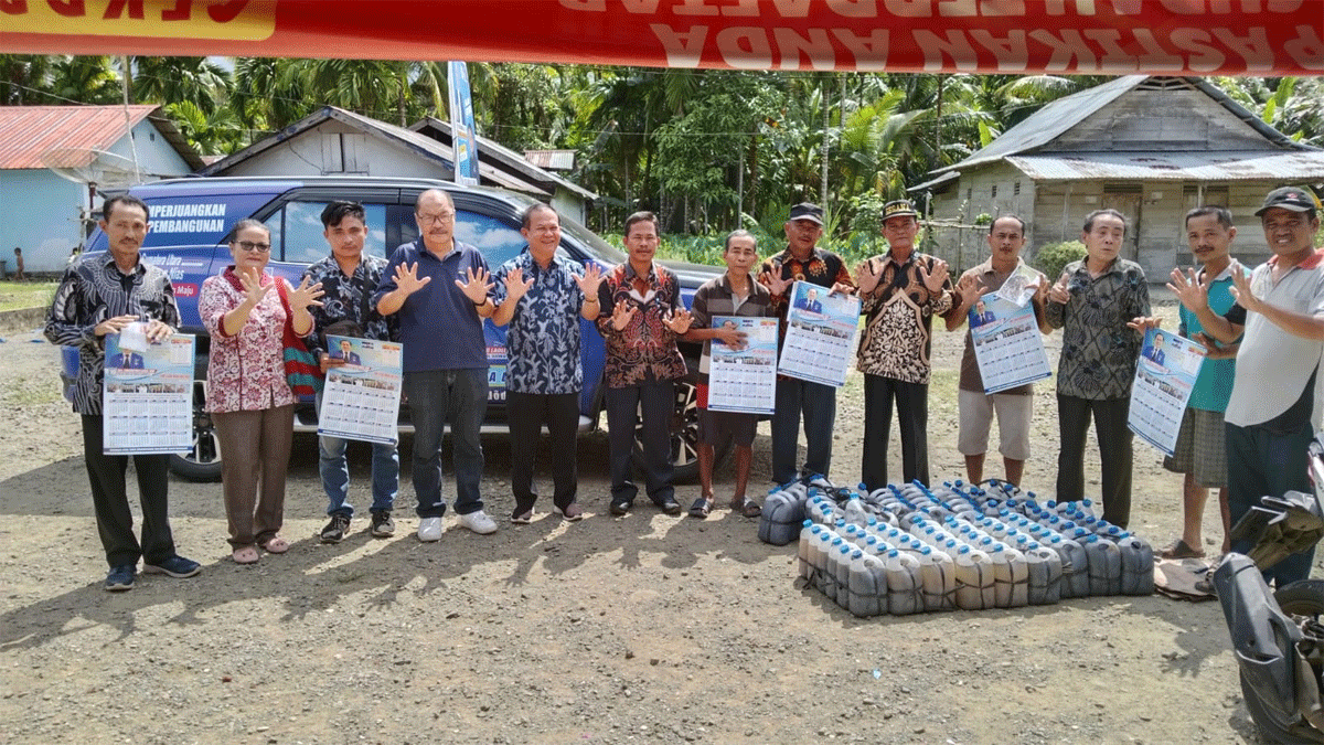 Foto bersama usai penyerahan bantuan pupuk cair.