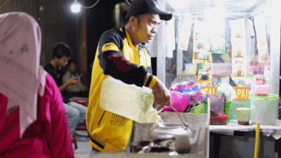 Pedagang minuman sekoteng dan bandrek di Padang Panjang. (Kominfo)