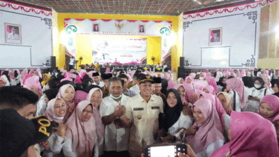 Bupati Kuansing bersama guru dan tenaga kesehatan yang diangkat jadi honor daerah